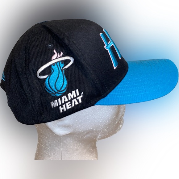 NWOT Mitchell & Ness Retro Style Miami Heat Basketball Snap Back Hat - Picture 1 of 6